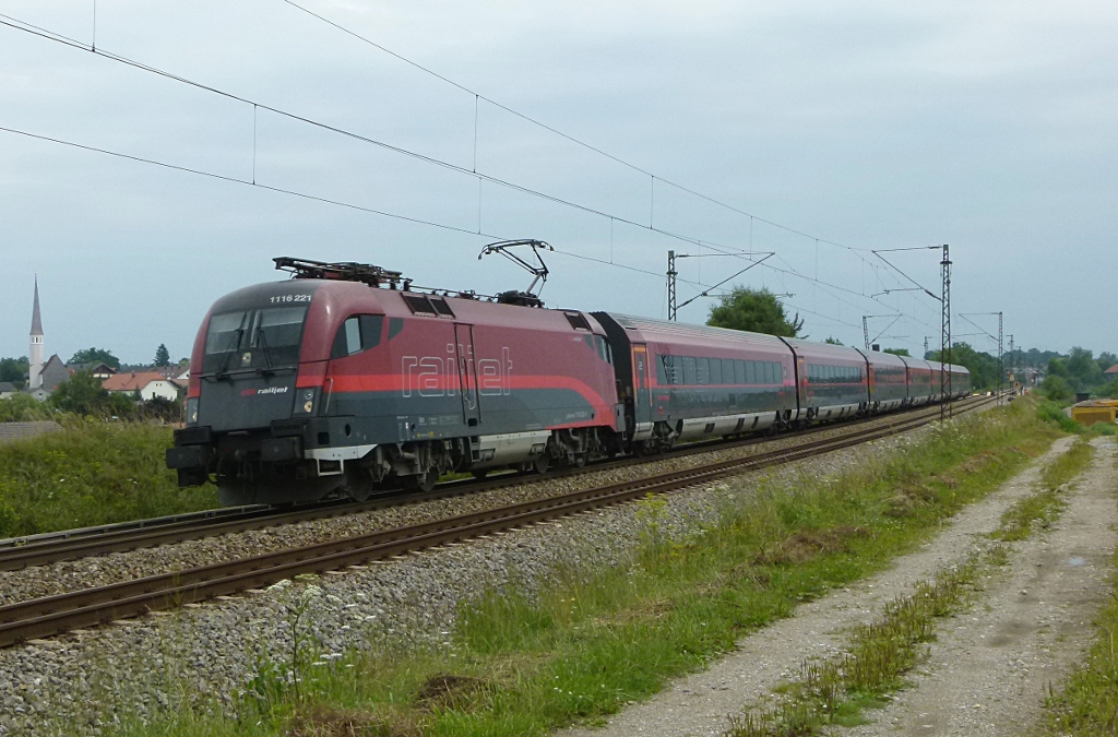 1116 221 ist mit dem Railjet aus Budapest am 30.07.2012 in Ostermnchen