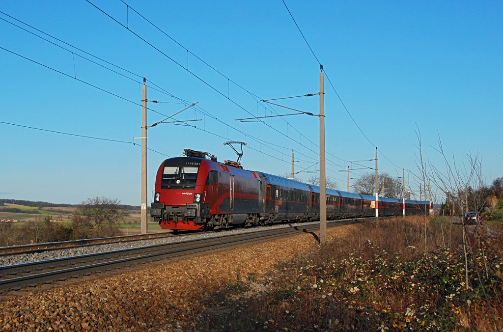 1116 221 mit Railjetgarnitur am 28.11.2009 um 14:52 zwischen Neulengbach und Ollersbach Richtung Westen. 