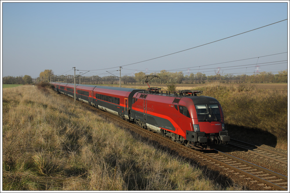 1116 223 bespannte am 30. Oktober 2010 den Railjet 63 nach Budapest und wurde an der Ostbahn nahe Gramatneusiedl bildlich festgehalten.