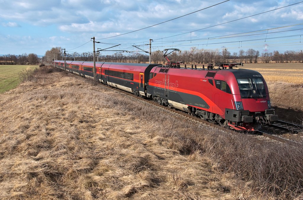 1116 223  Spirit of Innsbruck  ist mit railjet 63 nach Budapest unterwegs. Die Aufnahme enstand am 25.02.2012 zwischen Himberg und Gramatneusiedl.