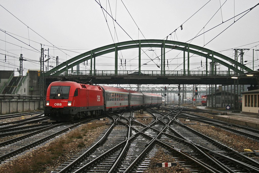1116 226 mit 5 EC Wagen bei der Einfahrt in Wien West. 05.01.2010.