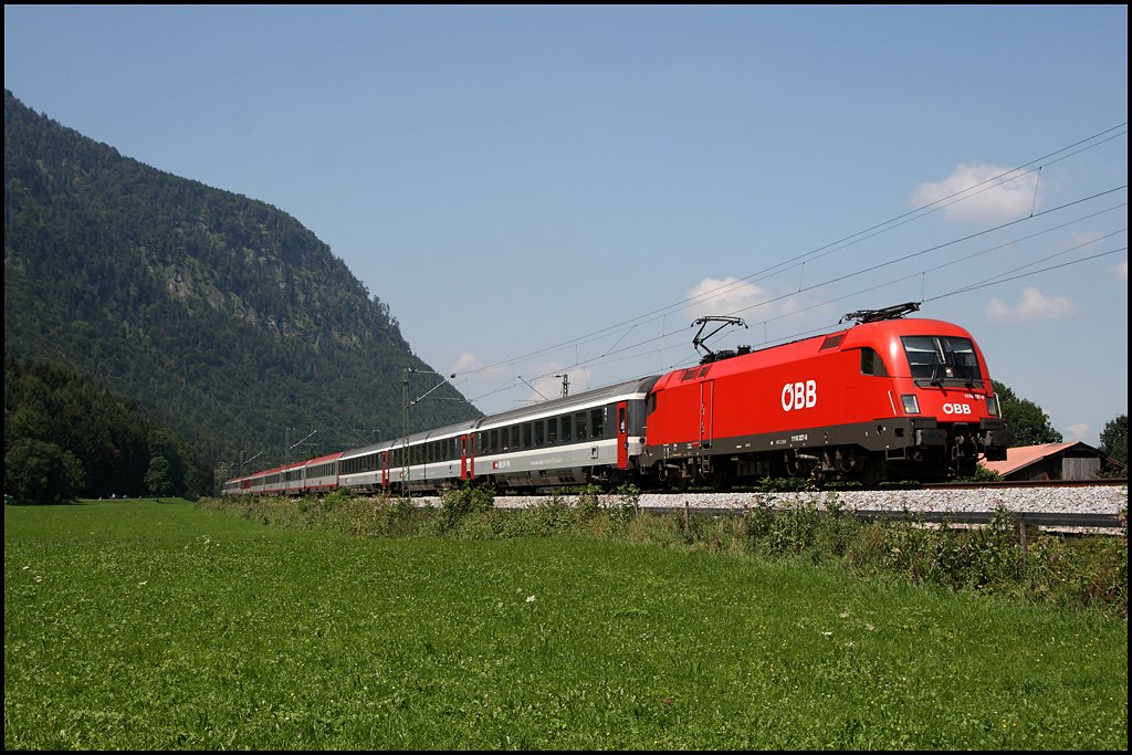 1116 227 bringt den OEC 162  TRANSALPIN , Wien West - Basel SBB, bei Niederaudorf in Richtung Tirol. (06.08.2009)