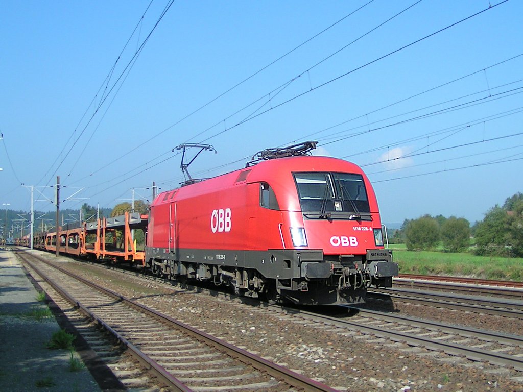 1116 228-6 ist bei Redl-Zipf mit Autotransportwagenleerzug(Nr.46574) Richtung Breslav unterwegs;090923