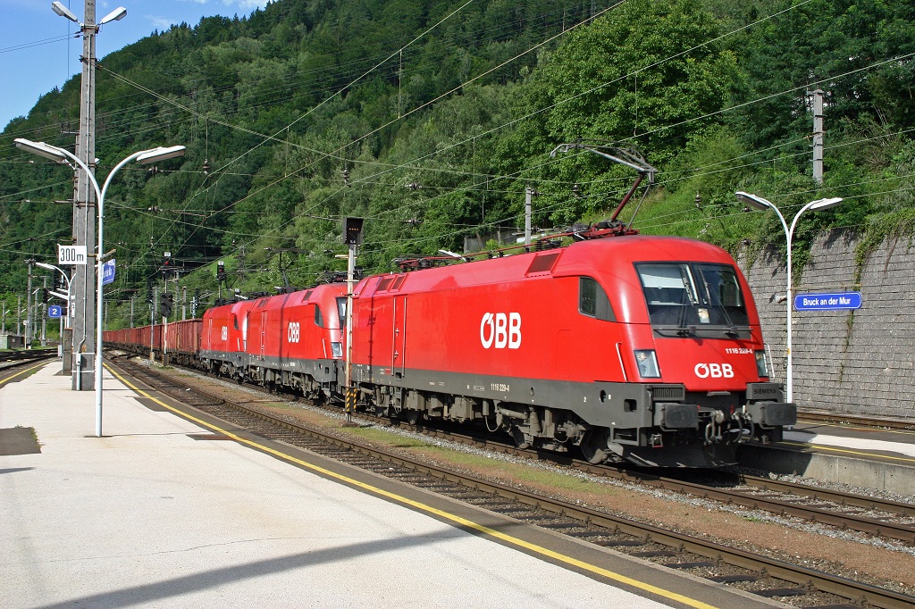 1116 229 + 1116.040 + 1116 057 ziehen am 8.08.2005 den G�terzug 51505 durch Bruck/Mur.