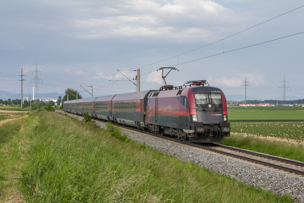 1116 229 war am 7.6.13 mit dem RJ 64 als Umleiter bei Plattling Richtung Mnchen unterwegs.