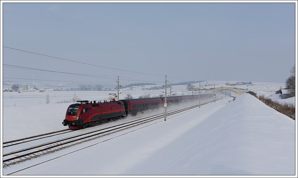 1116 230 an der Spitze von RJ 566 (Wien West-Bregenz) und RJ 166 (Wien West-Zrich) am 23.2.2013 nchst Perschling aufgenommen. Dieser Zug hatte rund 45 Minuten Versptung. Interessant war auch die Tatsache, dass die Maschine der hinteren Garnitur kalt mitgefhrt wurde.