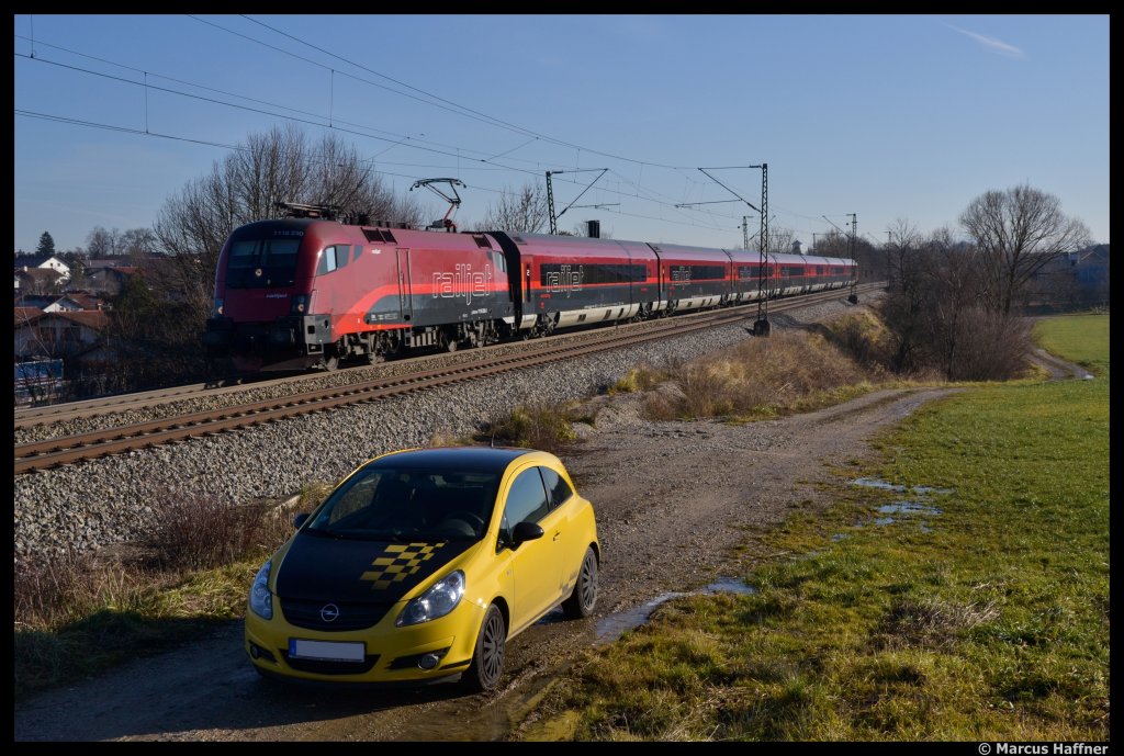 1116 230 mit einem RailJet-Zug im deutschen Inntal unterwegs am 27.12.2011.
Vielen Dank nochmal an unseren Fahrer, Kevin, der uns den ganzen Tag durch die Gegend gefahren hat und nebenbei auchnoch sein Auto freundlicherweise fr dieses Foto zu Verfgung stellte... ;-)