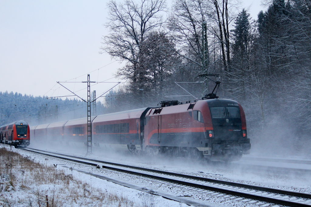 1116 232 mit einer RJ-Garnitur bei Aling. Aufgenommen am 12. Januar.
