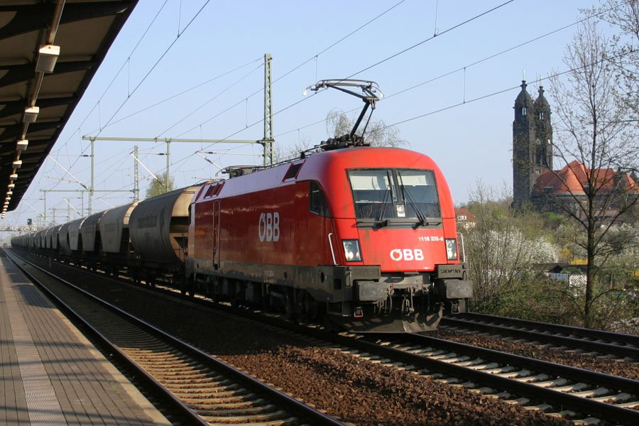 1116 233 der ITL mit Gterzug bei Durchfahrt der S-Bahn-Station Dresden-Strehlen, 12.04.2007
