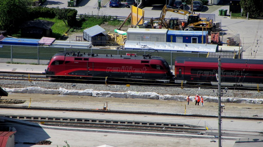 1116 233 mit RJ 564 (Wien Westbahnhof->Lindau Hbf) in Brixlegg.(4.5.2012)