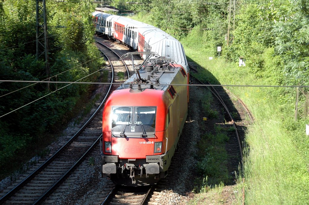 1116 233 schiebt am 05.06.2010 ihren Regionalzug von Linz kommend gleich ber den Inn und erreicht in Krze Passau Hbf.