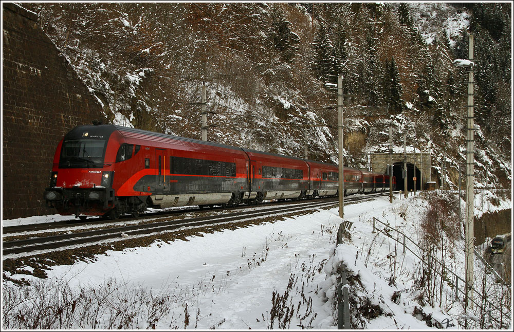 1116 233 schiebt den railjet 533 (Wien Meidling - Villach Hbf) durch den Galgenbergtunnel nahe St.Michael. 
17.1.2012