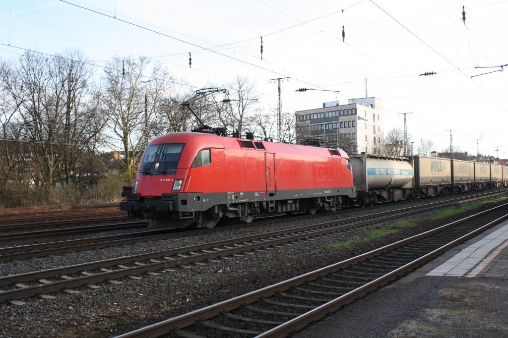 1116 237-7 der BB fhrt mit dem Wenzel-KV durch Kln West Richtung Neuss Gbf. 