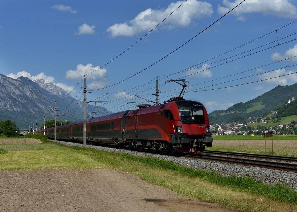 1116 237 mit einem Railjet nach Bregenz am 19.05.2012 bei Schwaz.