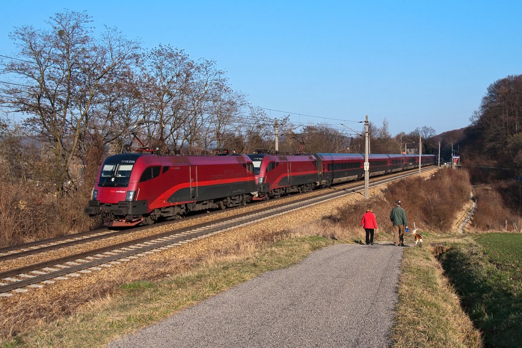 1116 238 und 1116 224, unterwegs mit einer railjet Garnitur Richtung Westen. Unter Oberndorf, am 17.03.2012.