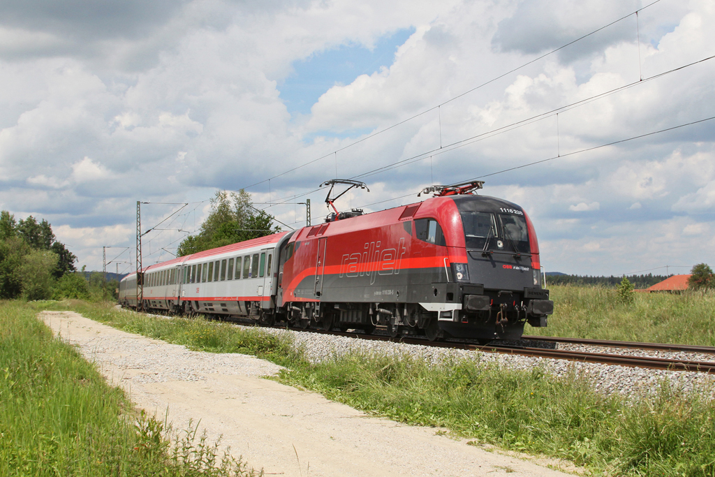 1116 238 mit EC 113 am 15.06.2011 bei Ostermnchen.