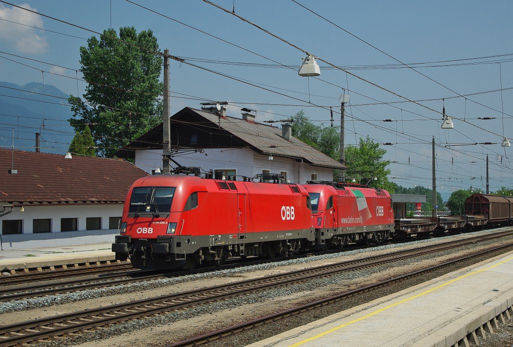 1116 239-3 in Doppeltraktion mit 1216 014-1 (E190 014) vor einem Gz in Richtung Sden. Aufgenommen am 16.07.2010 in Brixlegg.