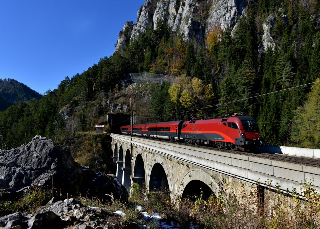 1116 240 mit einem Railjet am 31.10.2012 am Krausel-Klausen-Viadukt nahe Breitenstein.