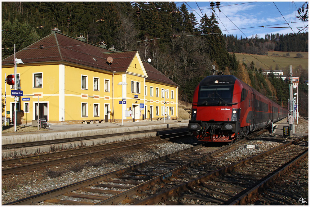 1116 240 schiebt railjet 533 von Wien Meidling nach Villach Hbf. 
Bahnhof Breitenstein 2.12.2011