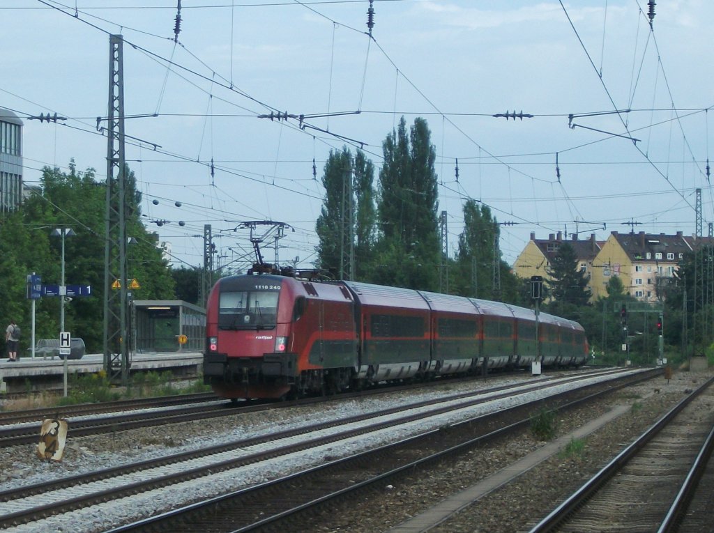 1116 240 schiebt den RJ 261 nach Wien Westbahnhof am 28.Juli 2012 durch den Bahnhof Heimeranplatz.