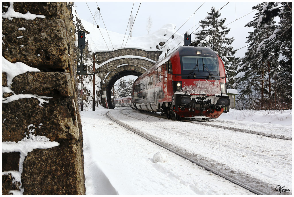 1116 241 schiebt den railjet 651(Wien Meidling - Graz) durch den Krausel Tunnel, nahe Breitenstein.
19.1.2012