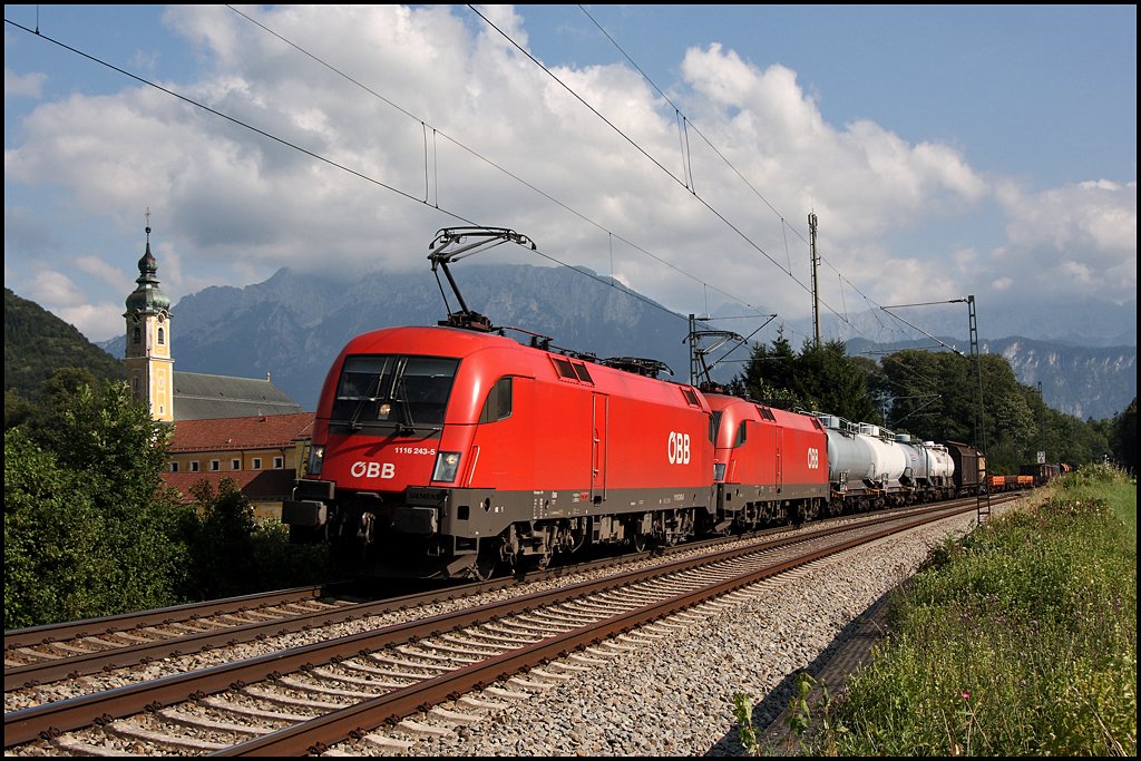 1116 243 und 1116 188 haben diesen gemischten Gterzug von Tirol in Richtung Salzburg am Haken. (Kloster Raisach am 05.08.2009)