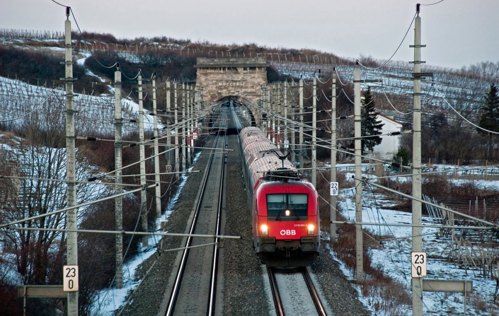 1116 243 am Intercity 537 kurz nach dem sogenannten Busserltunnel, unterwegs nach Villach Hbf. am Nachmittag des 02.02.2010, als die Sonne schon lange untergegangen war.Die Aufnahme entstand zwischen Gumpoldskirchen und Paffsttten in Niedersterreich.