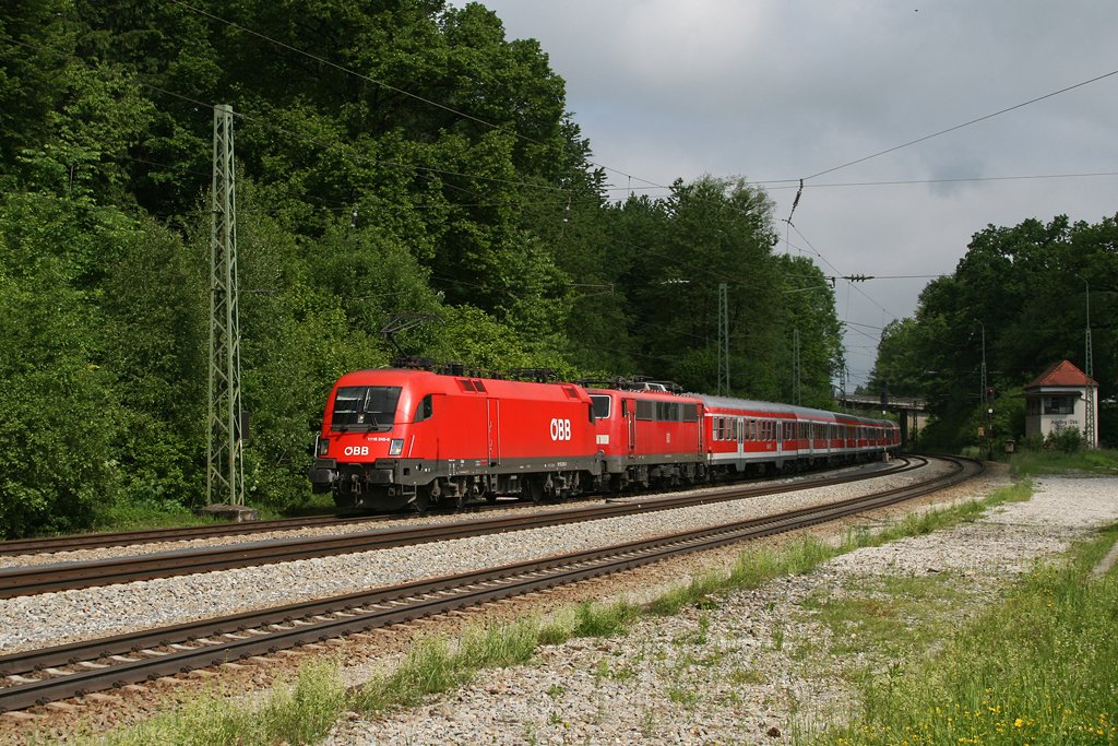 1116 245 + 111 068 (kalt) mit RB 30011 am 04.06.2010 in A�ling. W�hrend der Pfingstferien war diese Bespannung planm��ig.