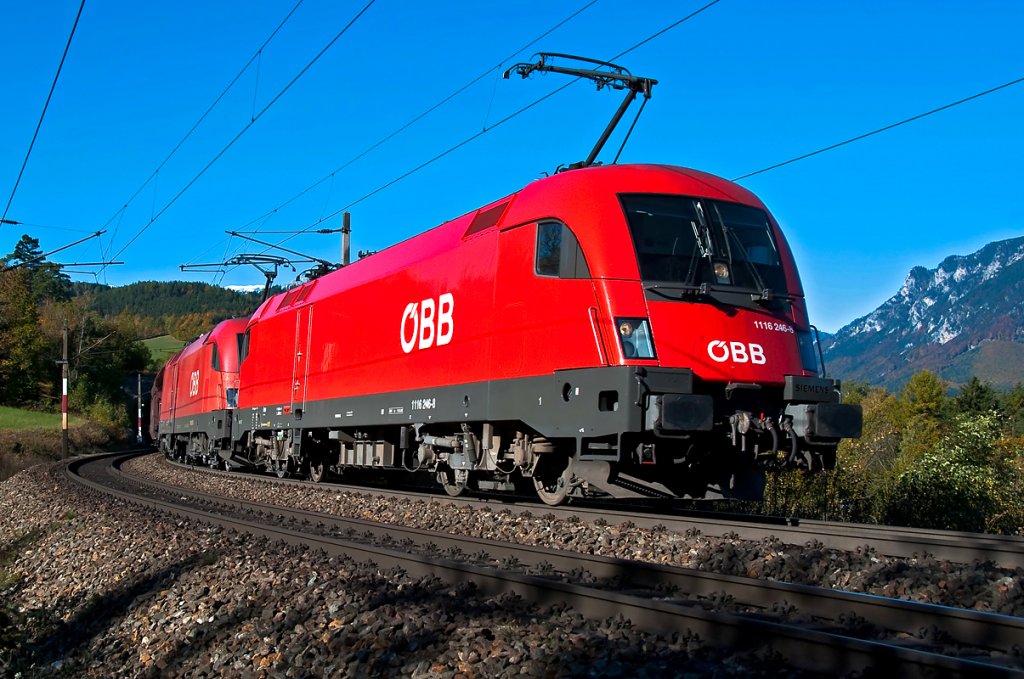 1116 246 und 1116 079 vor einem Erzzug am 22.10.2010, fotografiert am 22.10.2010 zwischen K�b und Eichberg bei der  Steinbauer Wiese .