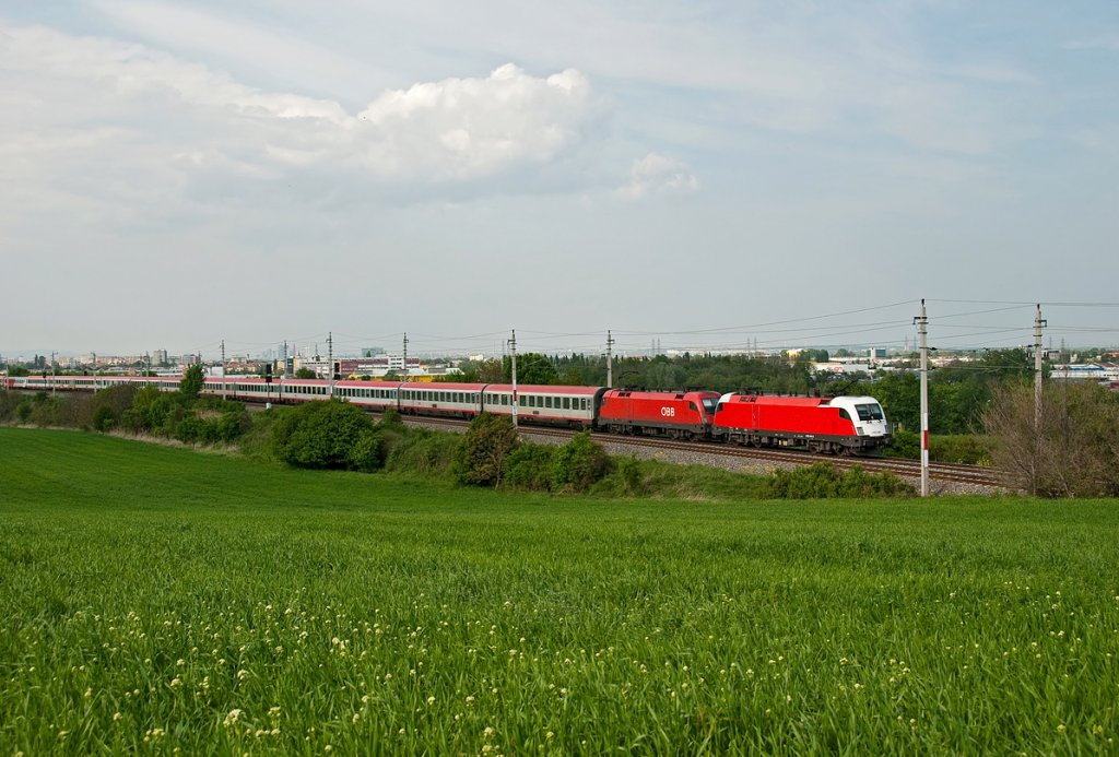 1116 246, die ehemalige Bundesheerlok an der Spitze des OIC 537 von Wien Meidling nach Villach. Die Aufnahme entstand am 30.04.2010 kurz nach Mdling bei Guntramsdorf.