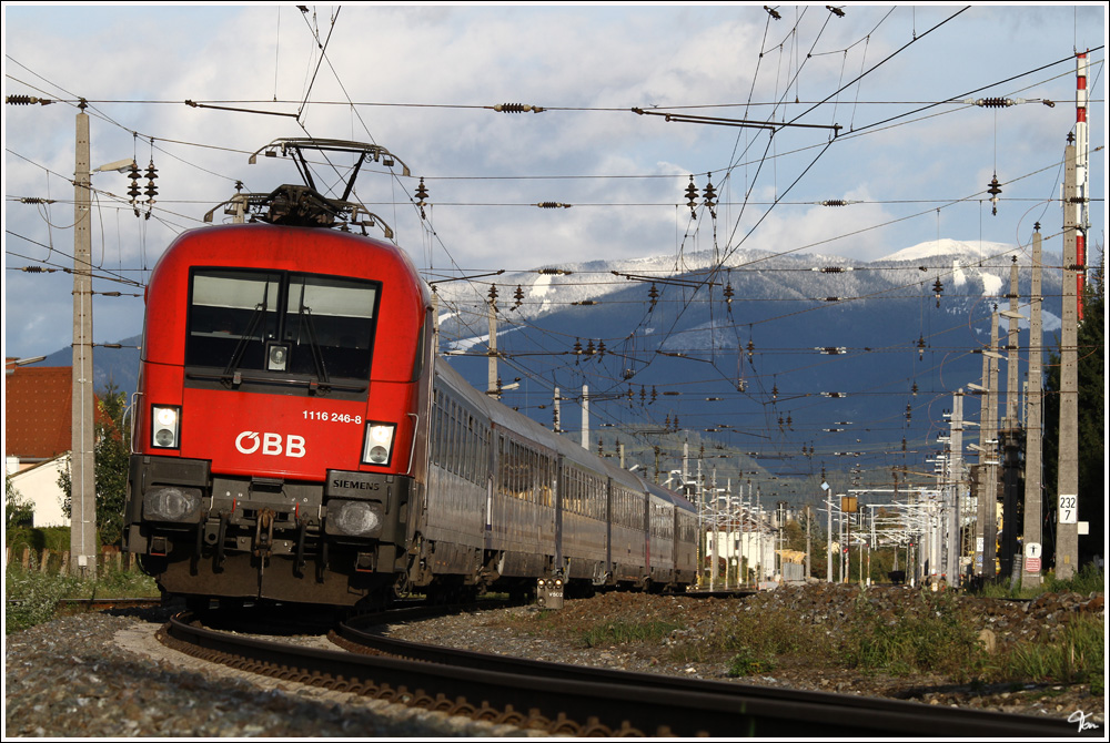 1116 246 ex Bundesheer fhrt mit EC 103  Polonia  von Warschau nach Villach. Zeltweg 9.10.2011