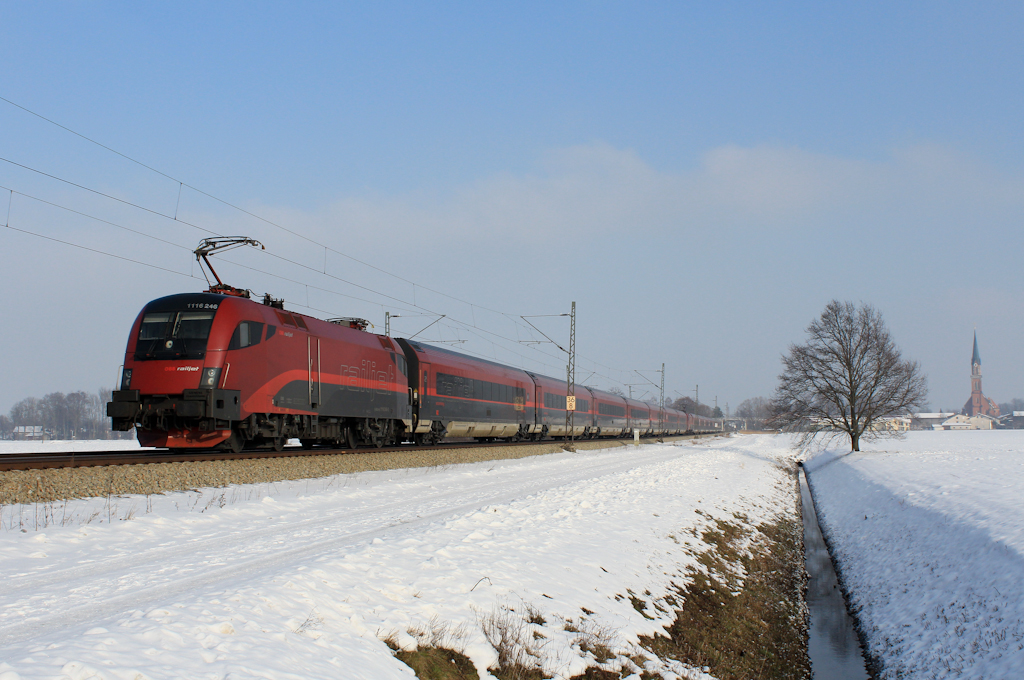 1116 246 mit einer Railjet-Garnitur auf dem Weg nach Salzburg. Aufgenommen am 26. Januar bei bersee.