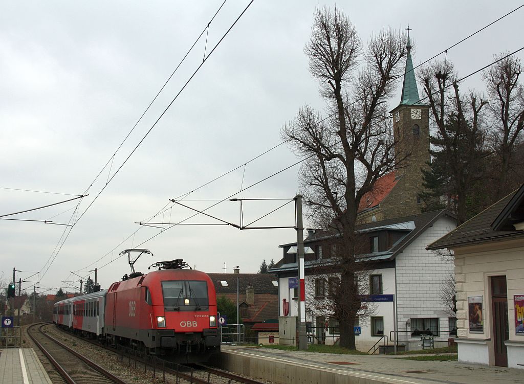1116 247-6 fhrt mit dem Waldviertel-Express 2106 durch Hflein an der Donau. 20.11.10