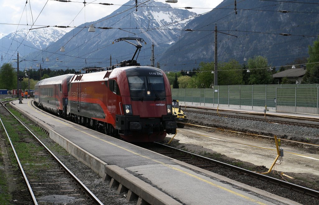 1116 248-6 mit Railjet Bregenz- Wien durchfhrt am 3.5.2012 den Bahnhof Brixlegg, der sich momentan im Umbau befindet. Dauer bis Mitte 2013.