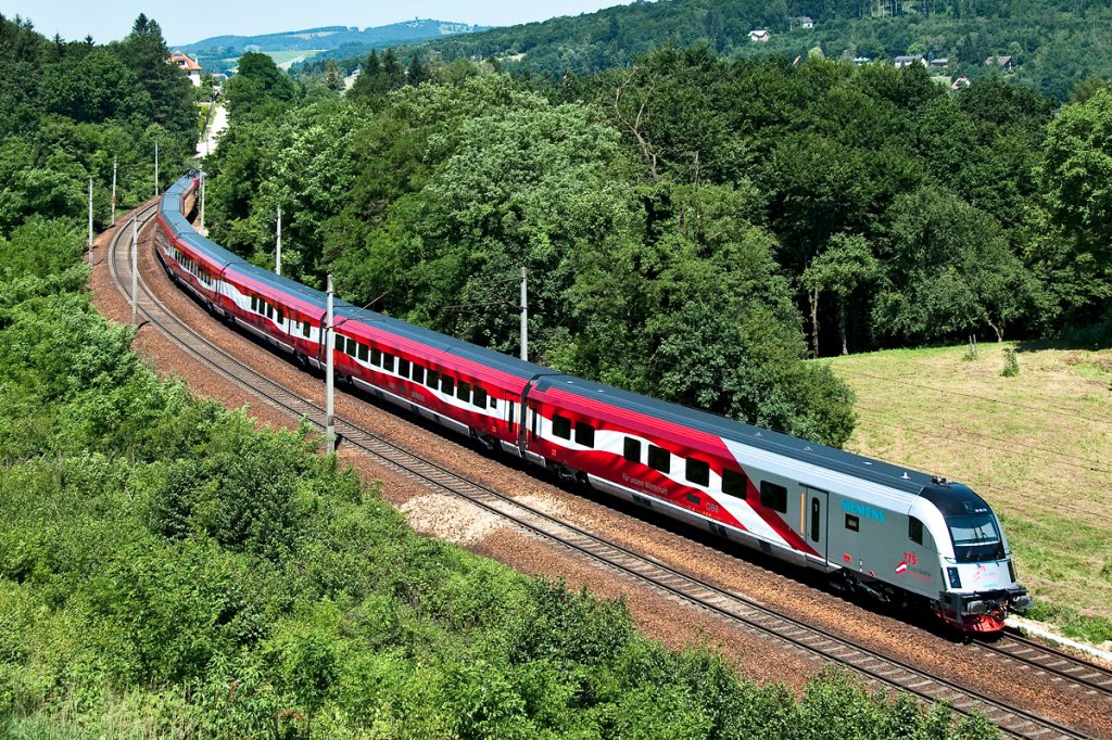 1116 249 + Railjet-Garnitur 49 im  175 Jahre Eisenbahn fr sterreich  Design, unterwegs als zweite Garnitur mit railjet 564 kurz vor Eichgraben-Altlengbach. Die Aufnehme entstand am 16.06.2012.