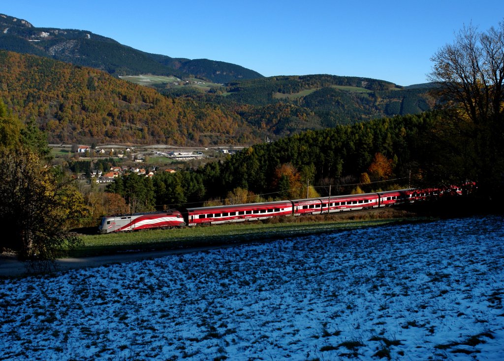 1116 249 als  l�ngste �sterreichflagge der Welt  schiebt seine Railjetgarnitur 49 den Semmering hoch. Das Bild entstand bei Eichberg am 31.10.2012.