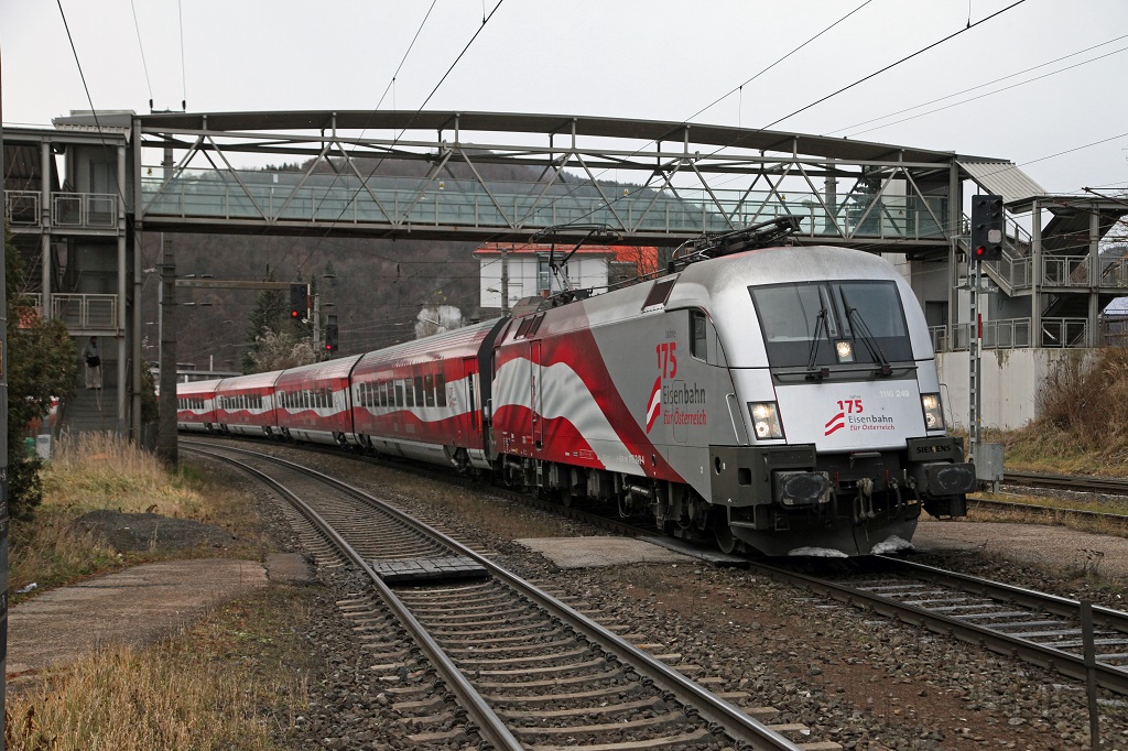 1116 249 fhrt als Railjet556 am 3.12.2012 in den Bahnhof Kapfenberg ein.