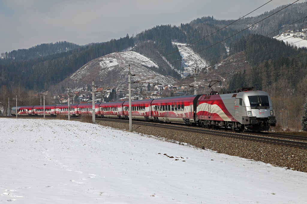 1116 249 (lngste Fahne sterreichs) ist am 28.03.2013 als RJ558 bei Kindberg unterwegs.