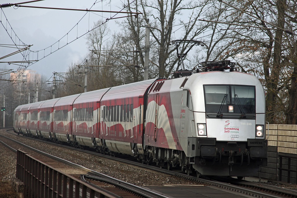 1116 249 mit der Jubilumsrailjetgarnitur ist am 8.03.2013 als RJ556 bei Kapfenberg zu sehen.