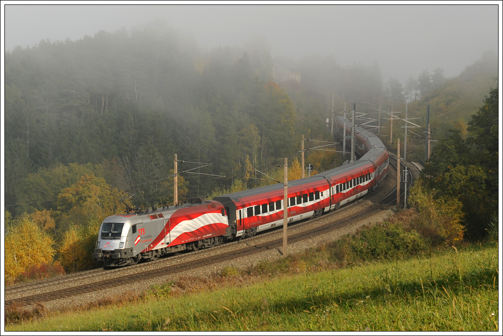 1116 249 schiebt am 22.10.2012 den RJ 655 von Wien nach Graz die Semmering Nordrampe hinauf. Die Aufnahme entstand auf der Steinbauer Wiese. 2. Version mit 70 mm Brennweite.