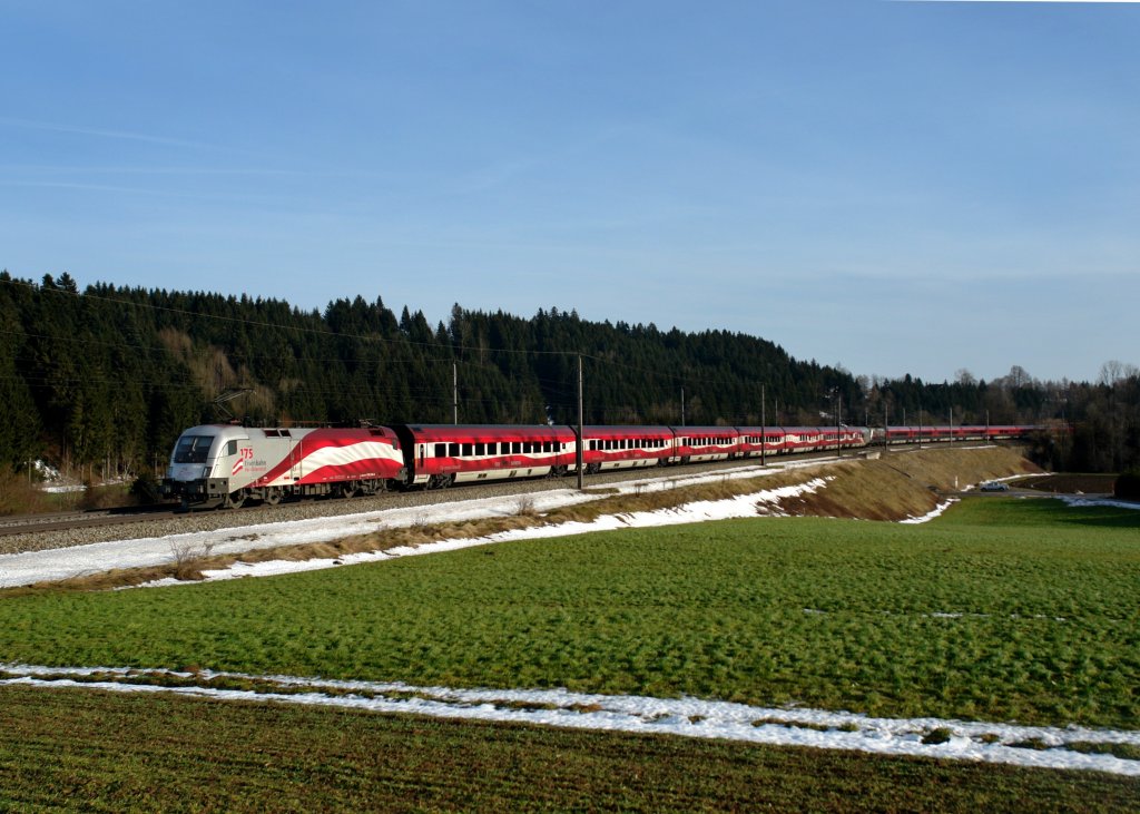 1116 249 schiebt den Jubilums-Railjet nach Wien West am 24.12.2012 bei Pndorf. Der erste Zugteil des Railjets wurde von 1116 250 geschoben.