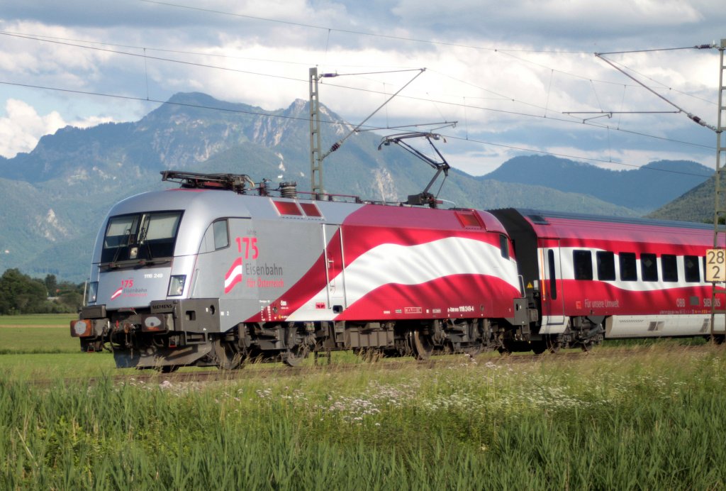 1116-249 Sonderbemalung 175 Jahre Eisenbahn in sterreich als Korridorzug Richtung Kufstein, aufgenommen bei Bernau am 14.06.2012
