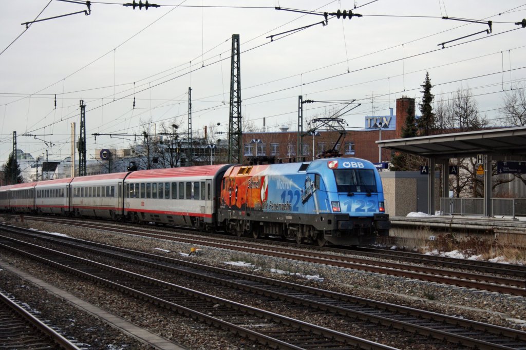 1116 250-0  Feuerwehr  schob den EC Klagenfurt - Siegen nach Mnchen. Fotostandpunkt Mnchen Heimeranplatz am 07.12.10