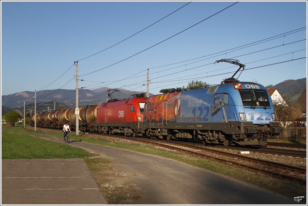 1116 250 Feuerwehr + 1116 137 fahren mit 54577 von Graz Vbf nach Villach Sd Gvbf. 
Spielberg 9.4.2011