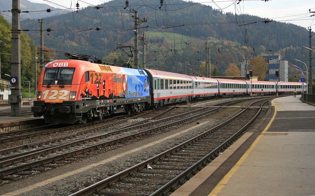 1116 250 (Feuerwehr) fhrt am 14.10.2008 mit IC536 (Villach - Wien Sd) am Bahnsteig 2 von Bruck/Mur ein.