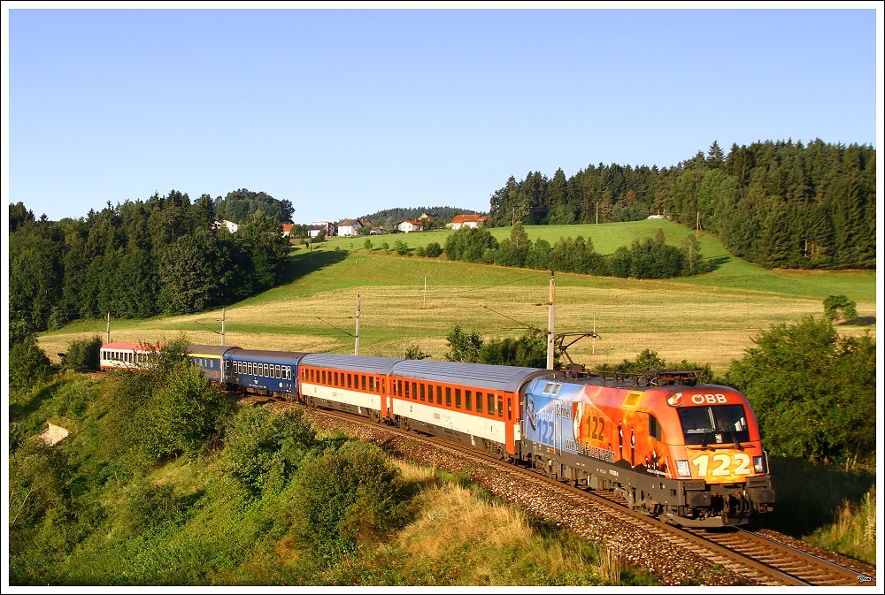 1116 250 Feuerwehr fhrt mit dem D 206  Matthias Braun  ber die Summerauerbahn von Salzburg nach Prag.
Freistadt 9.8.2010