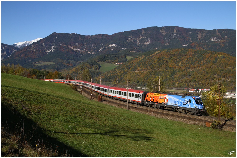 1116 250  Feuerwehr  fhrt mit IC 733  Der Warmbaderhof  von Wien Meidling nach Villach. 
Apfelwiese Eichberg 22.10.2010