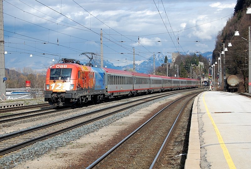 1116 250  Feuerwehr  mit OEC 742 Wien West - Innsbruck Hbf, am 26.03.2010 in Brixlegg