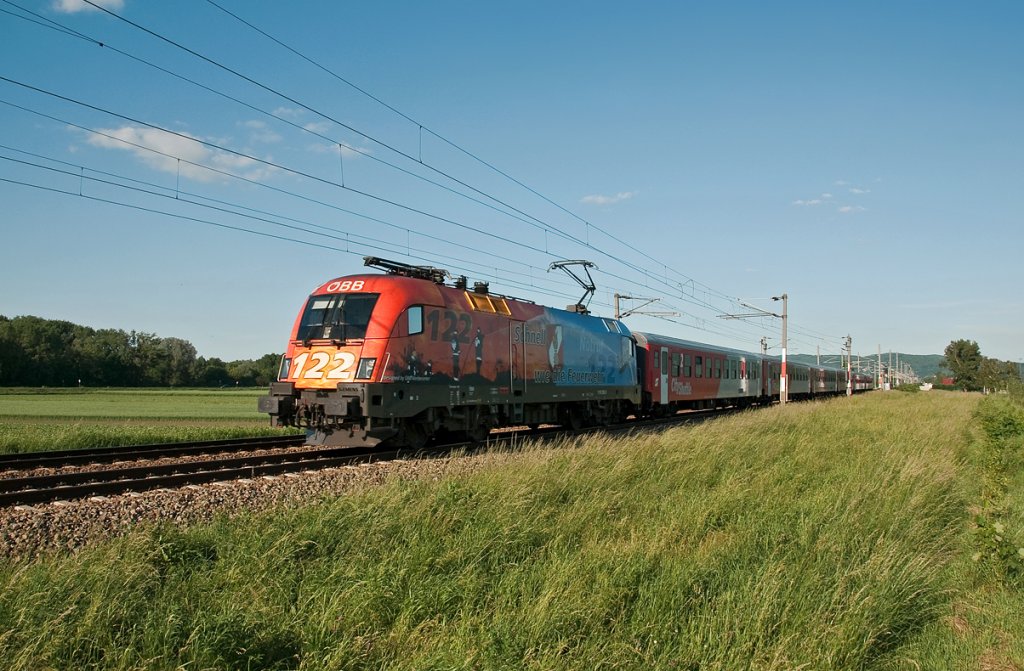 1116 250  Feuerwehr - Notruf 122  brachte an 04.06.2010 den REX 2116  Lainsitz  nach Gmnd N. Die Aufnahme entstand kurz vor Langenlebarn.
