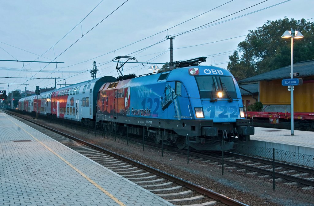 1116 250  Feuerwehr - Notruf 122  zur blauen Stunde mit R 2257 in Stockerau. Die Aufnahme entstand am 15.10.2010.